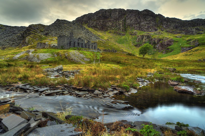 snowdonia building ruins with mountain in background