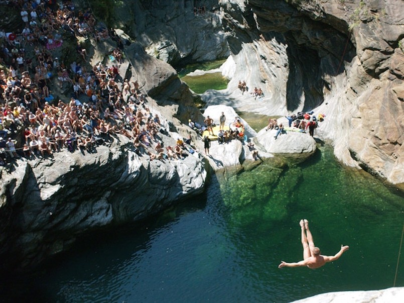 Cliff jumping ponte brolla Switzerland