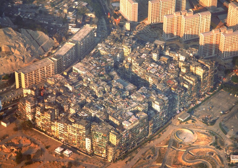 Kowloon Walled City 九龍城寨 – Photos – 80年代-清拆前之黃昏景色.jpg