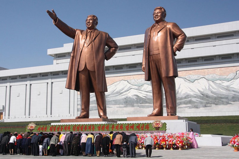 1024px-The_statues_of_Kim_Il_Sung_and_Kim_Jong_Il_on_Mansu_Hill_in_Pyongyang_(april_2012)