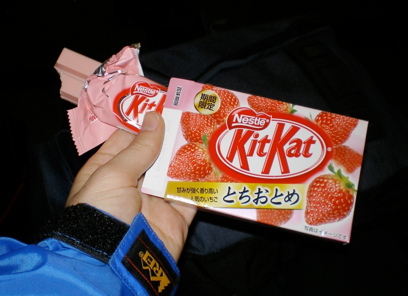 Kit_Kat_Strawberry_with_packaging