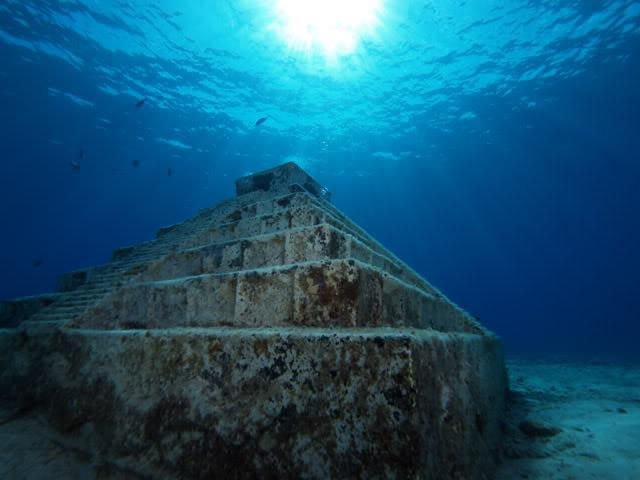 underwater pyramid Japan