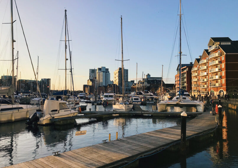 Clear_sky_afternoon_on_the_Ipswich_Waterfront