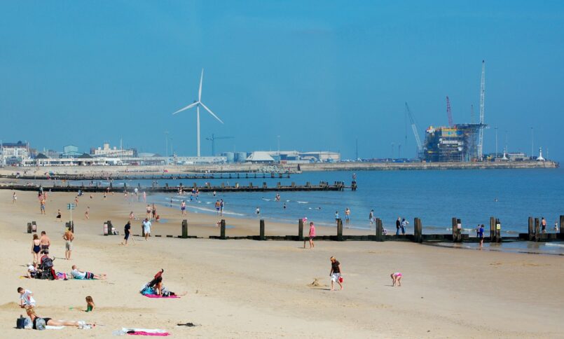 Lowestoft_beach_and_outer_harbour